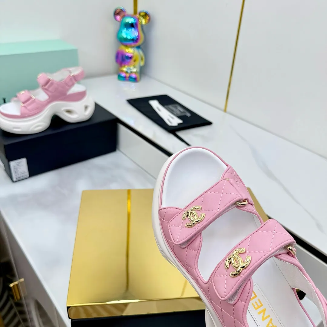 👟👟Ex-factory price 680👟👟 Top version... Chanel｜Chanel Xiaoxiang Velcro Beach Slippers Slippers Casual Beach Shoes 25ss Spring and Summer New Style! Beach shoes are a hit all over the internet! The latest model from the counter, I am still willing to buy it on my feet. It must be ranked among the most popular models. It is invincible in all seasons. Various bloggers and Internet celebrities can see the matching styles. Highly recommended. Pearlescent sheepskin upper, sheepskin lining, suede for feet. Original open-molded TPU outsole size: 35-40 (customized for 40 and 41). Full set of original packaging 👉 👉 👉 👉 👉